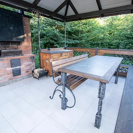 у лісі Holiday home Yablunytsya